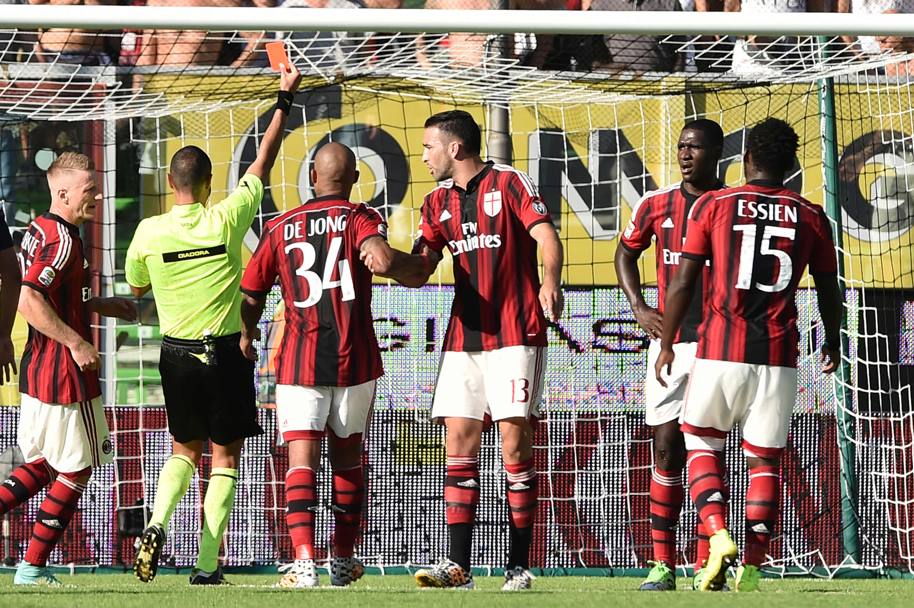 Il rosso a Zapata. Il Milan resta in 10. Finir 1-1. LaPresse
